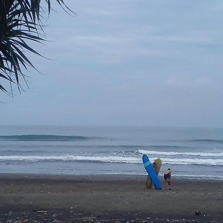 Medewi Good Vibes Stay&Surf Jembrana Екстериор снимка